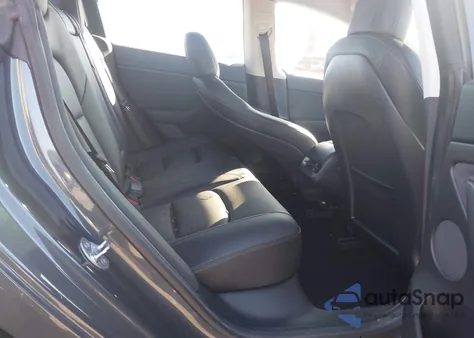 2021 Tesla Model 3 Standard Range Plus Rear-Wheel Drive z USA, uszkodzony, nr VIN 5YJ3E1EA5MF075287